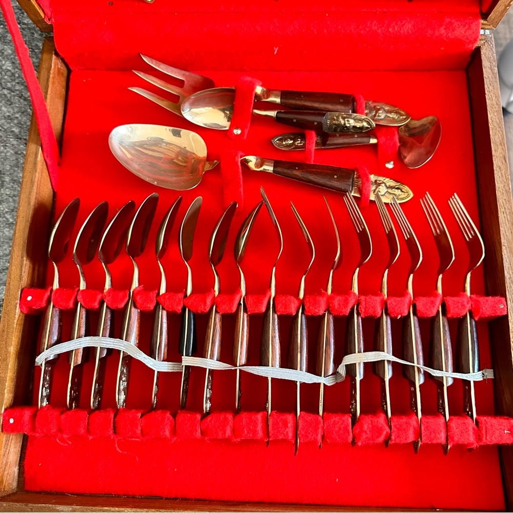 USED VINTAGE 8 piece Siam Silverware Set